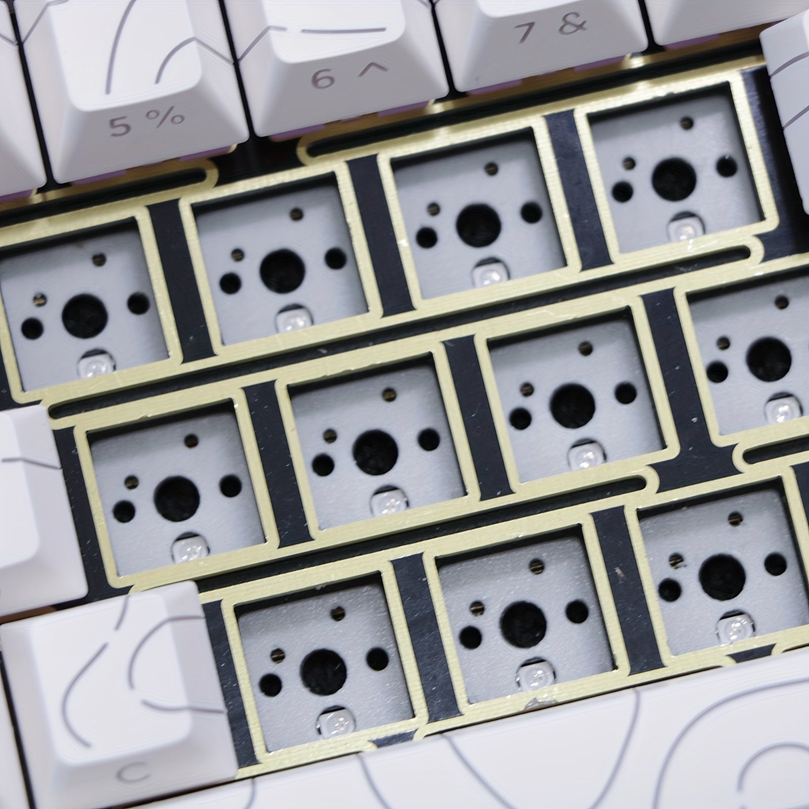 Robust All-Aluminum Frame Mechanical Keyboard Featuring Gasket Mounting And Tri-Mode Connectivity with 2.4G Wireless And Wired Options