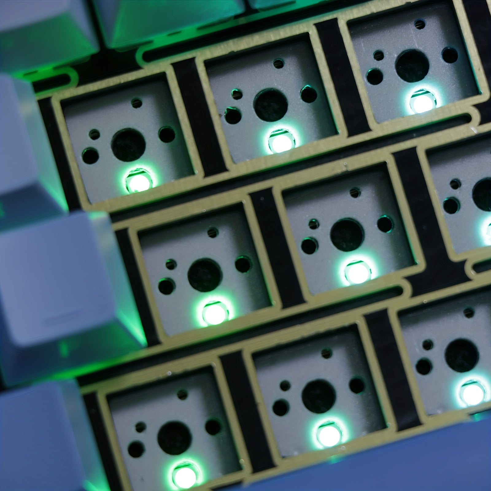 Robust All-Aluminum Frame Mechanical Keyboard Featuring Gasket Mounting And Tri-Mode Connectivity with 2.4G Wireless And Wired Options